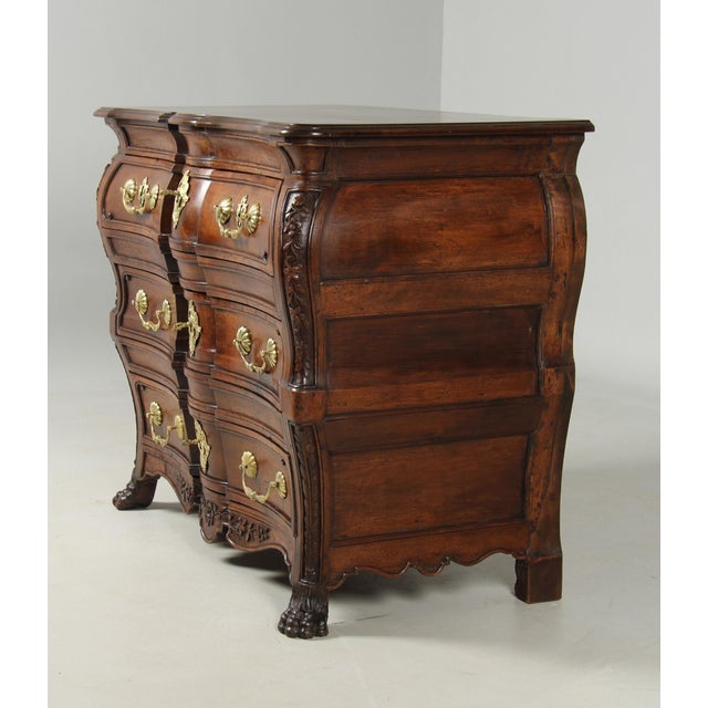 Antique French Commode in Walnut, 1740 For Sale - Image 15 of 18