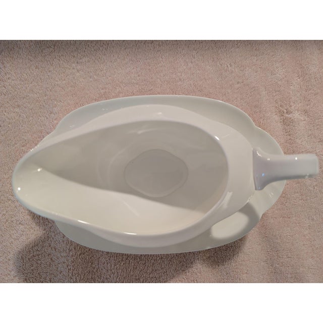 1980s Villeroy & Boch "Arco Weiss" Gravy Sauce Boat and Underplate For Sale - Image 9 of 18