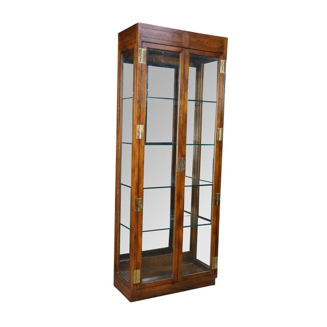 This vintage 1979 Henredon Scene One illuminated vitrine display cabinet is a striking example of campaign-style...
