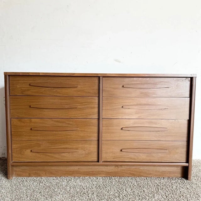 Experience the timeless elegance of this Mid Century Modern Dresser by Kroehler, featuring six spacious drawers. This...