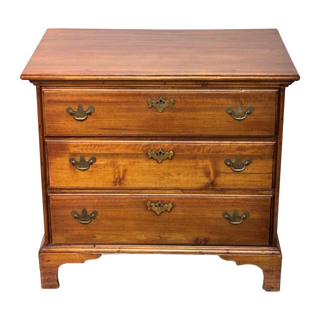 Small 18th Century American Cherry Wood Chest of Drawers For Sale - Image 4 of 9