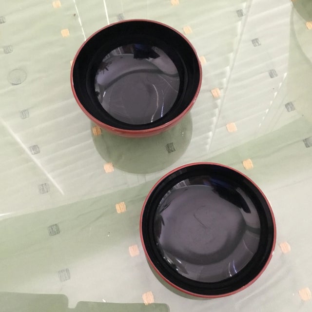 1990s Hand-Painted Red Lacquered Rice Bowls With Lids- Set of 5 With Original Box, Made in China For Sale - Image 4 of 12