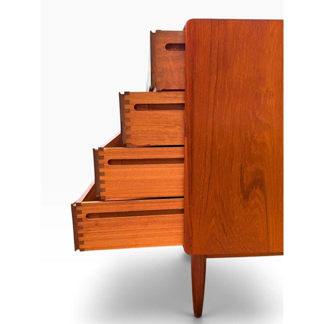 Brown Pair of Danish Teak Four-Drawer Dressers | Arne Vodder | Sculpted Pulls & Finished Backs | C. 1960s, Attributed For Sale - Image 8 of 18