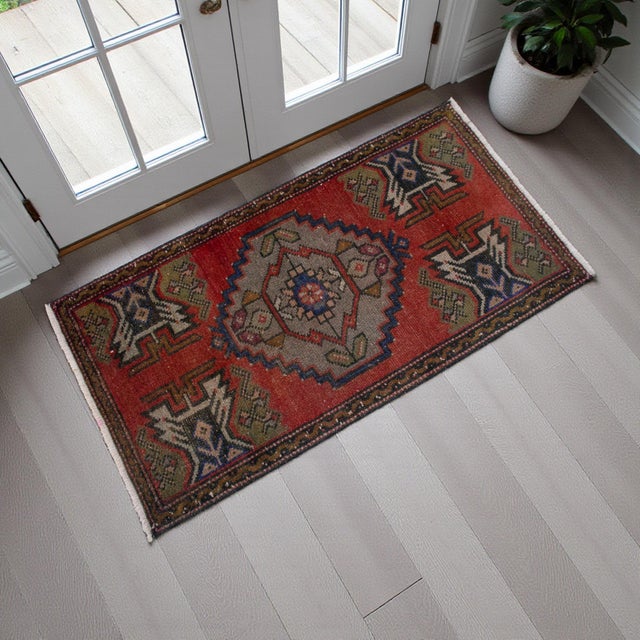 ◆ Rug Details: - Size: 1' 8" x 3' 3" (20 x 39 inches) - Materials: Organic wool on cotton - Technique: Hand-knotted -...