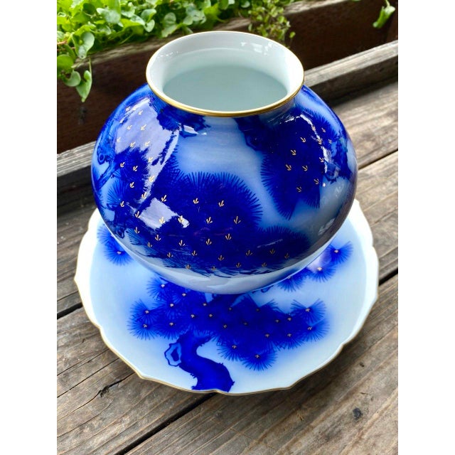 Mid 20th Century Koransha Japanese Porcelain Vase | Cobalt Blue Pine Design | Gold Accents For Sale - Image 11 of 15