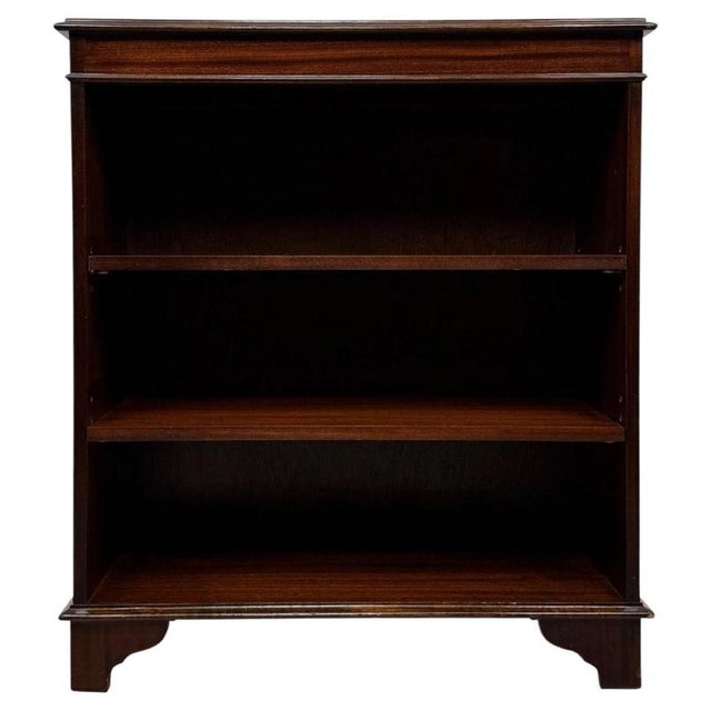A charming and beautifully proportioned early 20th-century English Edwardian display cabinet, distinguished by its compact...