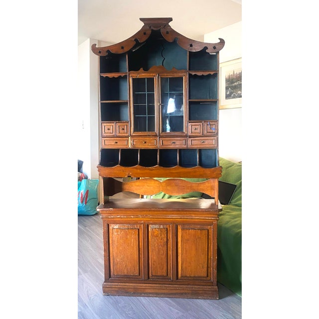 1940s Vintage Chinoiserie Chippendale Style Display Cabinet With Pagoda Top Detailing For Sale - Image 4 of 10