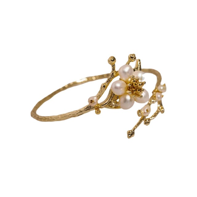 Contemporary Floral Pearl & Gold Elegant Bridal Bracelet For Sale - Image 3 of 8