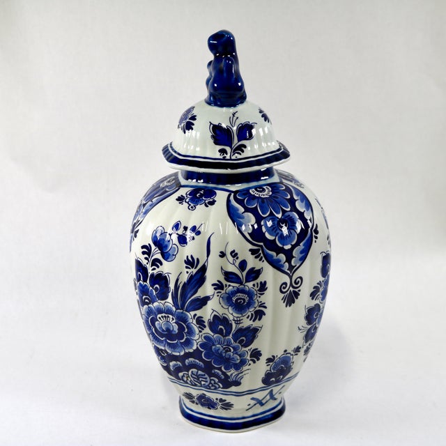 Late 20th Century Delft Blue & White Lidded Ginger Jar Urn With Lion Finial From Holland For Sale - Image 5 of 10