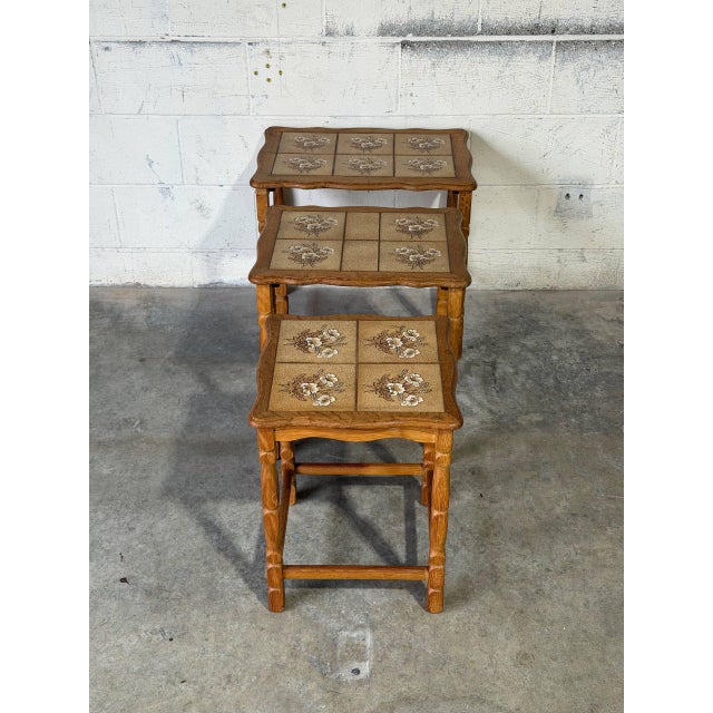 Mid 20th Century Oak Floral Ceramic Tile-Top Nesting Tables Set of 3 Spindle Legs Traditional Vintage For Sale - Image 5 of 10