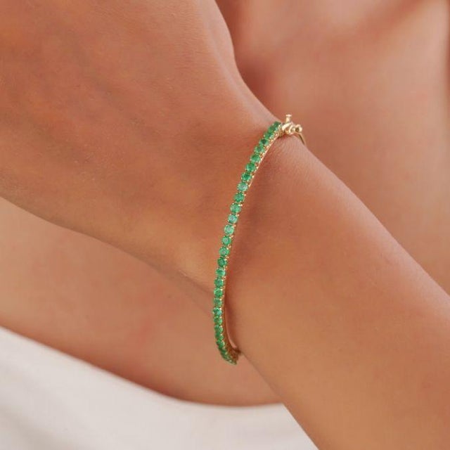 Dark Green Modern 1.86ct Round Cut Emerald Tennis Bangle Bracelet in 14k Yellow Gold For Sale - Image 8 of 17