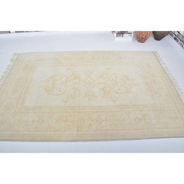 Turkish 1950s Tan Colour Oversize Home Living Rug For Sale - Image 3 of 8