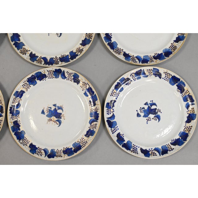 Early 19th Century Antique Early 19th Century Chinese Export Blue and White Porcelain Dinner Plates With Grape Leaf Border - Set of 6 For Sale - Image 5 of 17