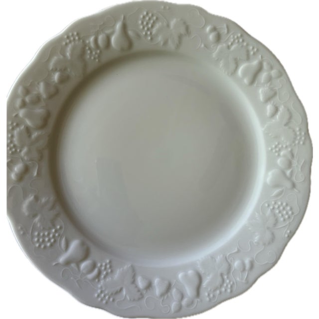 Contemporary 1990s PHDeshoulier’s Blanc De Blanc California Pattern Set of 12” 4 Dinner Plates and Two Matching 22 Inch Fish Platters. For Sale - Image 3 of 10