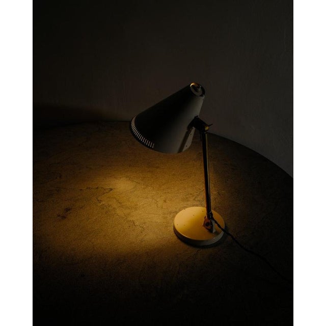 Finnish Mid-Century 9222 Desk or Table Lamp in White Lacquered Metal and Brass by Paavo Tynell, 1940s For Sale - Image 3 of 7
