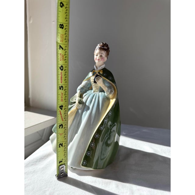 Bottle Green Late 20th Century Royal Doulton Figurine ~ “Première” ~ Hn 2343 For Sale - Image 8 of 11