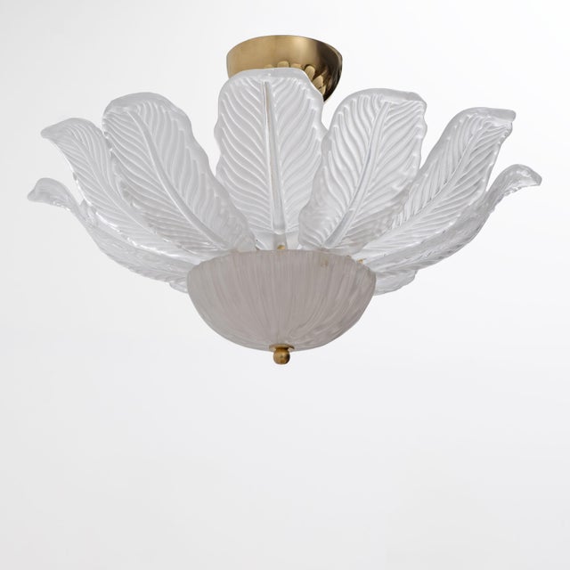 The "Margherita Bianca" ceiling light is a refined example of Murano craftsmanship, entirely handcrafted from fine blown...