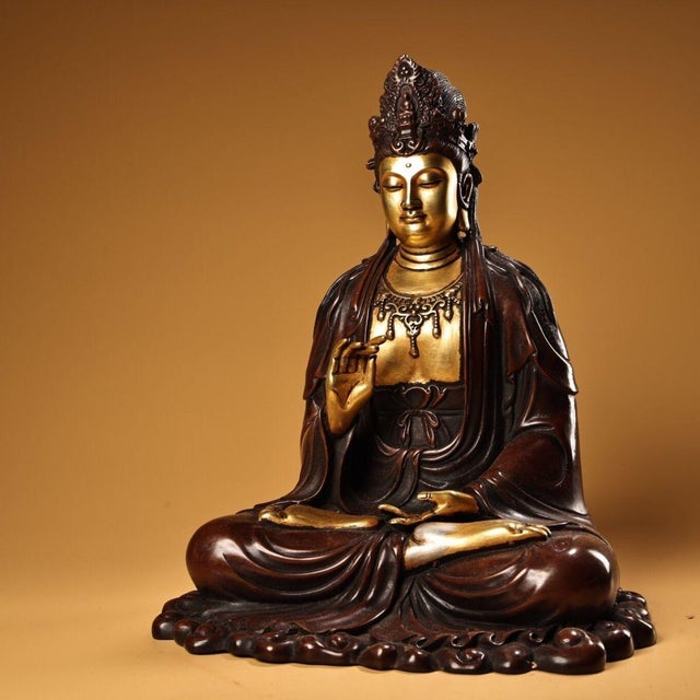 Traditional Late 20th Century Gilt Bronze Figure of a Seated Guanyin Bodhisattva For Sale - Image 3 of 10