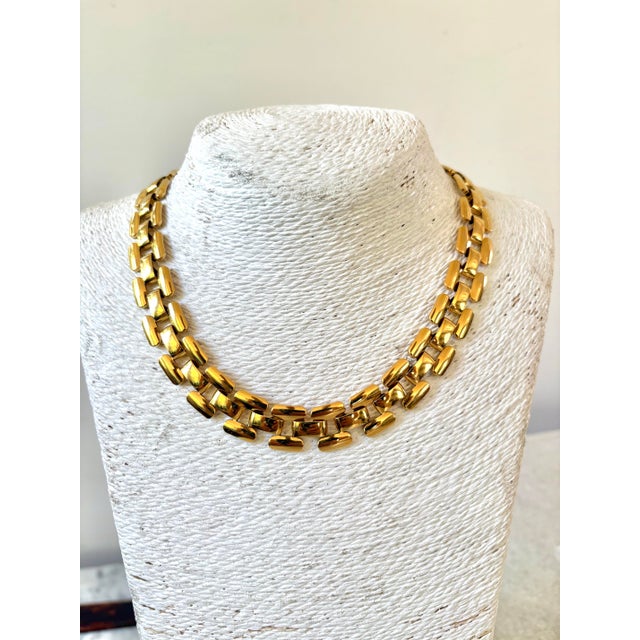 Lovely vintage Trifari gold tone necklace