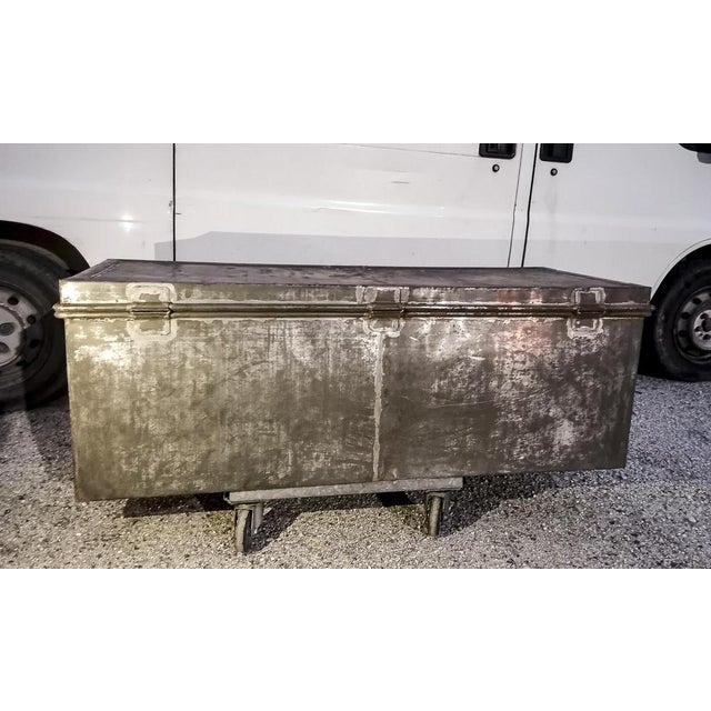 1940s Vintage Travel Trunk in Iron For Sale - Image 5 of 18
