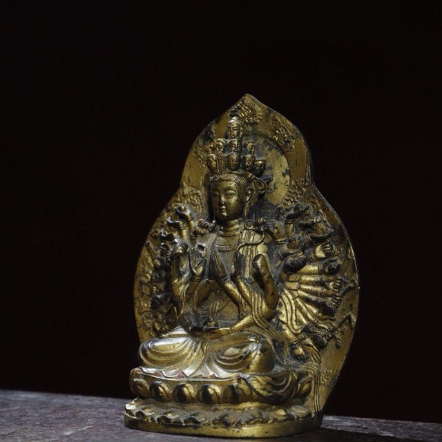 Asian Gilt Bronze Thousand-Armed Guanyin (Avalokiteshvara) Figurine With Halo Backplate For Sale - Image 3 of 9