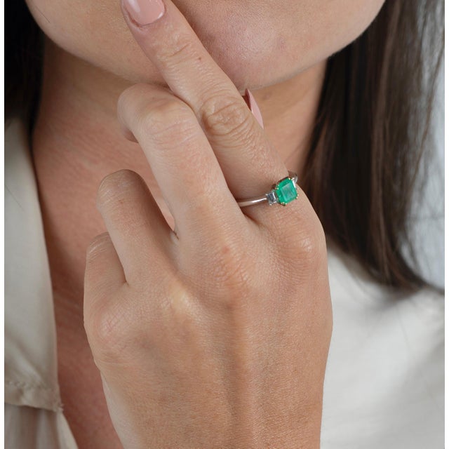 1.20 Carat Colombian Emerald and Baguette Diamond 3-Stone Ring, Size 6 For Sale In Miami - Image 6 of 6
