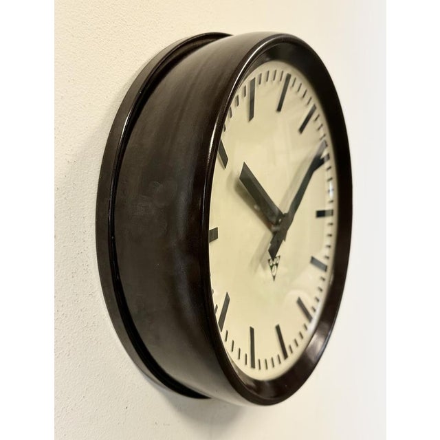 Industrial Bakelite Factory Wall Clock from Pragotron, 1960s For Sale - Image 4 of 18