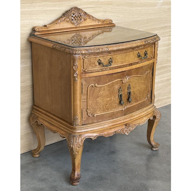 Early 20th Italian Bedside Tables in Light Oak with Two Doors, 1920, Set of 2 For Sale - Image 4 of 8