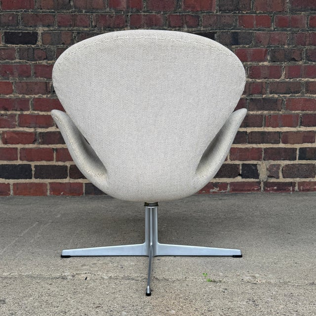 Fritz Hansen Arne Jacobsen Swan Chair for Fritz Hansen For Sale - Image 4 of 12