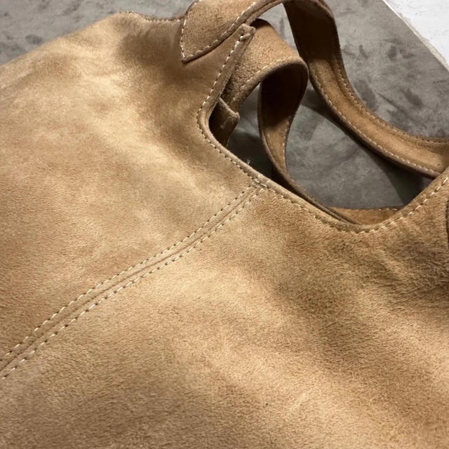 A Luxury 1960s Light Brown Suede Leather Italian Hand-Bag For Sale - Image 13 of 13