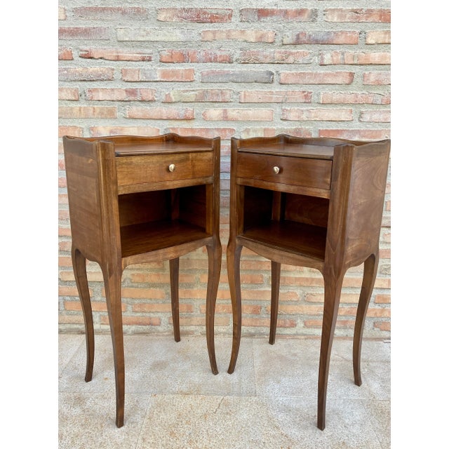 Elegant pair of coffee tables or bedside tables in antique Louis XV style from the 1950s, rare and fine in walnut wood....