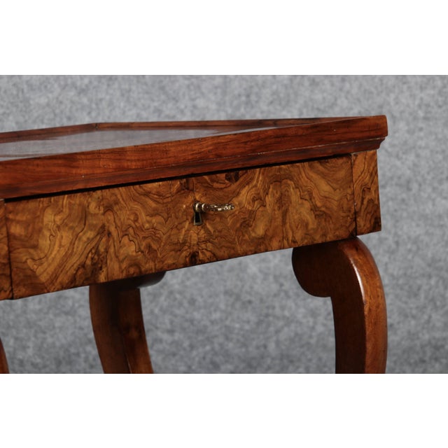 Small Antique Biedermeier Side Table in Walnut, 1830 For Sale - Image 14 of 18