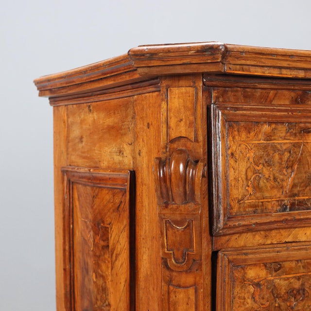 Antique Baroque Chest of 4 Drawers in Walnut, 18th Century For Sale - Image 4 of 13
