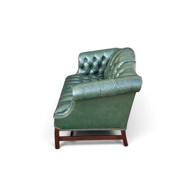 Vintage English Chippendale-Style Forest Green Tufted Leather Camelback Settee For Sale In Los Angeles - Image 6 of 15
