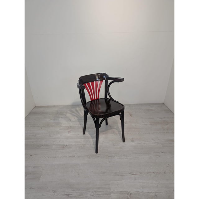 This unique TON model 25 armchair, crafted from bent beech wood, is a beautiful example of classic Thonet design. The...