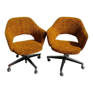 Vintage Eero Saarinen Style Executive Chairs - A Pair For Sale