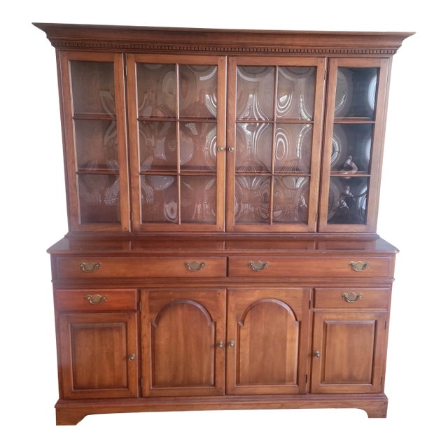 1971 Pennsylvania House Solid Cherry Colonial China Cabinet Hutch (Van Sciver Retailer) For Sale