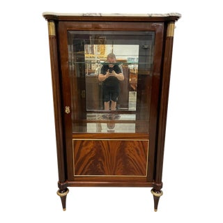 1910s French Louis XVI Flame Mahogany Vitrine Carrara Marble Top. For Sale