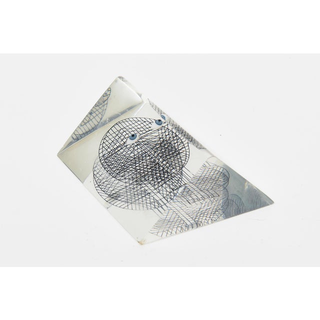 Plastic Vintage Merle Edelman Lucite Grid Face Triangle Embedded Sculpture Paperweight For Sale - Image 7 of 11