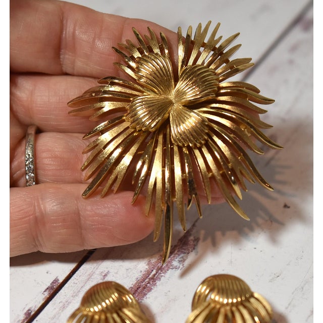 Metal Vintage Crown Trifari Gold Tone Textured and Shiny Mod Atomic Pin Brooch & Earrings For Sale - Image 7 of 18
