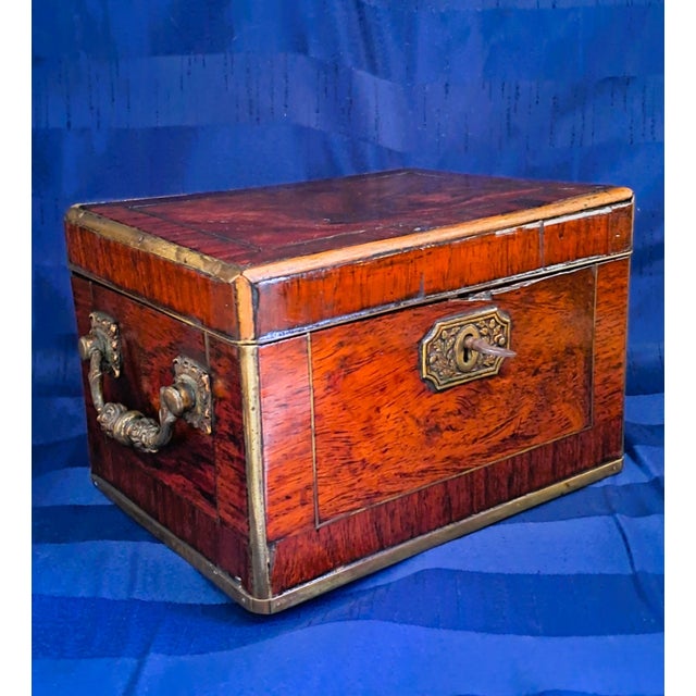 Small Victorian Travel Box in Mahogany and Brass, 1800s, in Good conditions. Designed before 1890