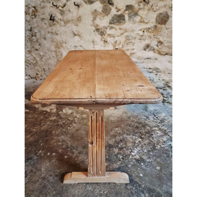 This French bistro table dates from the 1930s and reflects the restrained, functional character of early 20th-century café...