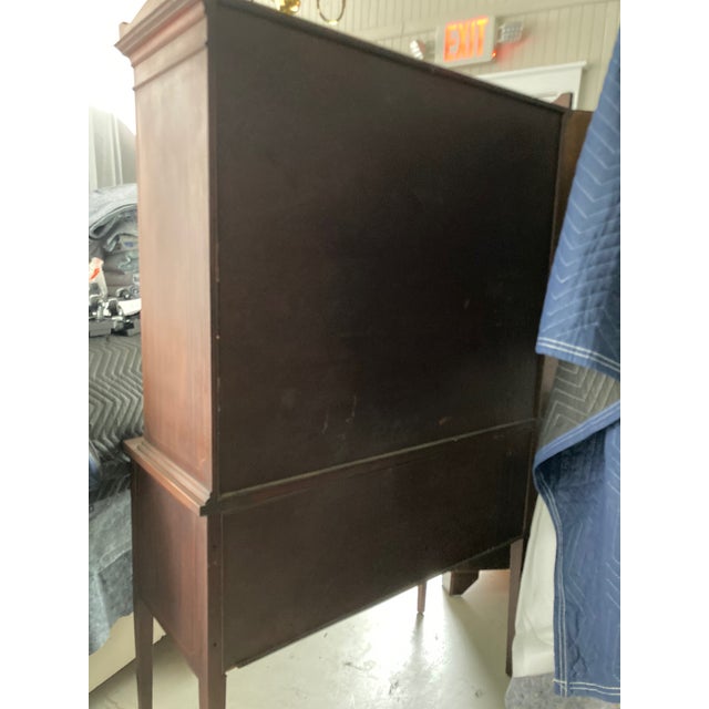 Early 20th Century Hepplewhite-Style Mahogany Display Cabinet With Satinwood Inlay For Sale - Image 9 of 13