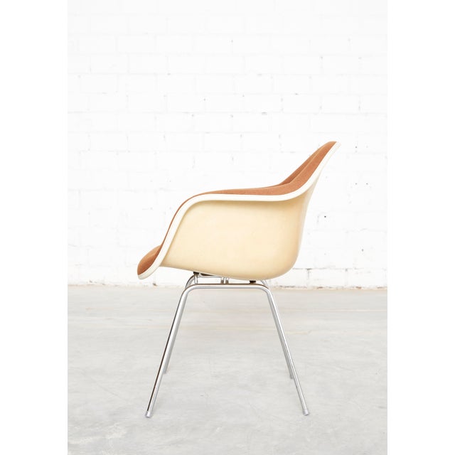 Manufacturer: Vitra Design: Charles & Ray Eames (1907-1978 / 1912-1988) Model: DAX Condition: Color: Off-White. with full...