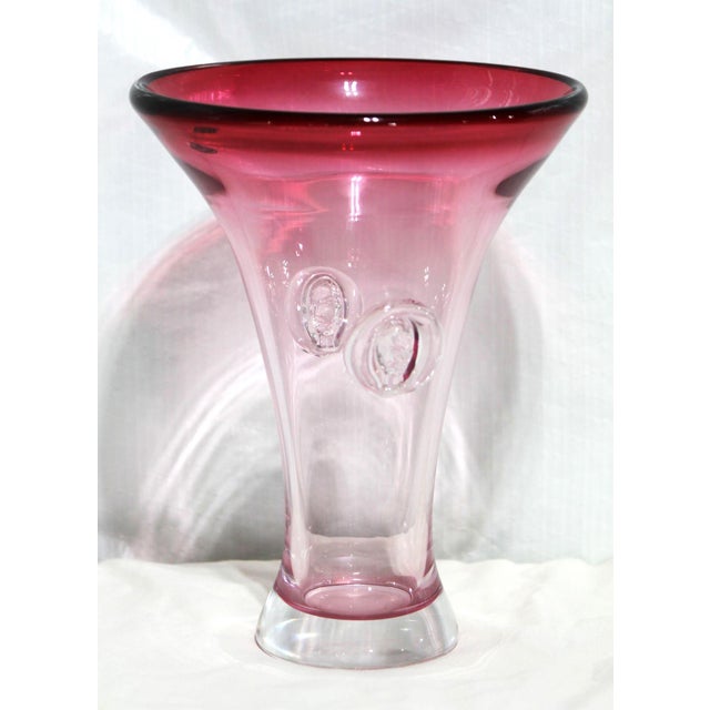 Vintage Sergio Pagnin Chalet Art Glass Cranberry Vase, Original Sticker For Sale - Image 4 of 9