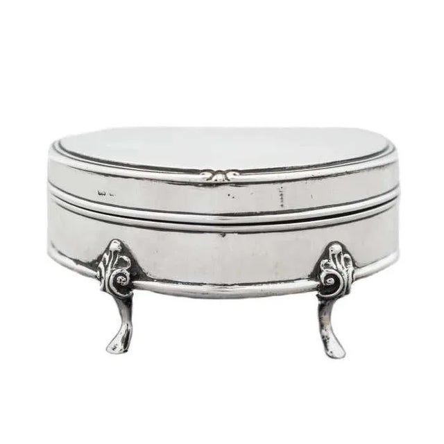 We are happy to offer you this sterling silver ring box made in Birmingham, England by the silversmith Deakin & Francis,...