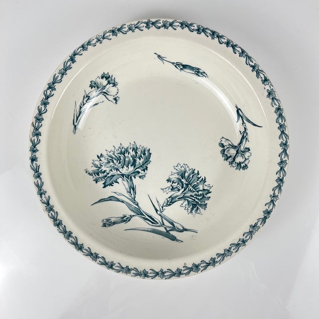 Low salad bowl with rim, "Carnation" pattern, KG Lunéville, ironstone, 19th century Blue carnation motif Diameter: 27 cm...