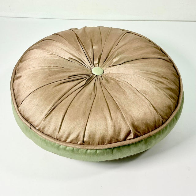 1960s Mid-Century Hollywood Regency Boho Chic Round Silk Pleated Button Decorative Pillow. For Sale - Image 6 of 13