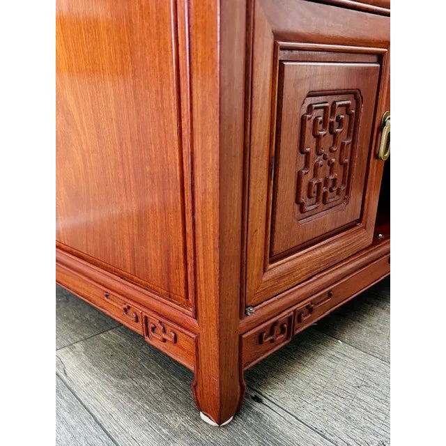 1960s Pair of Chinese Mid Century Rosewood Chippendale Nightstands or Side Tables For Sale - Image 9 of 15
