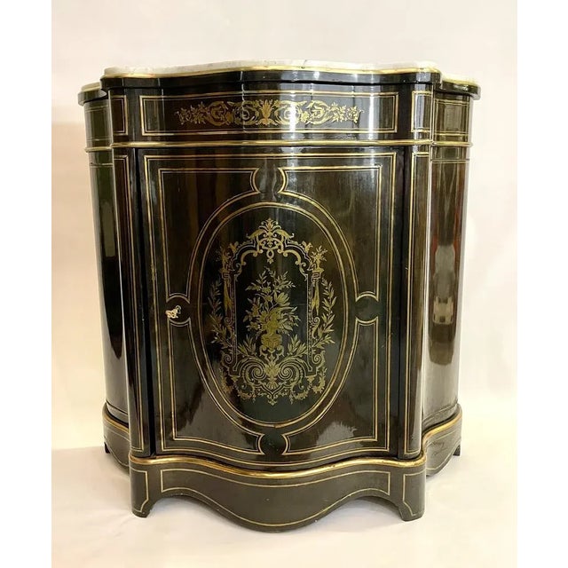 Cabinet with blackened wooden support height decorated with a flowery vase marked with brass in central medallion and...